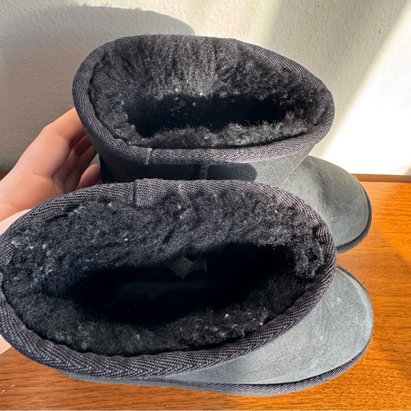 UGG Girls Classic Weather Short Boot in Black Size 1 - Picture 3 of 11